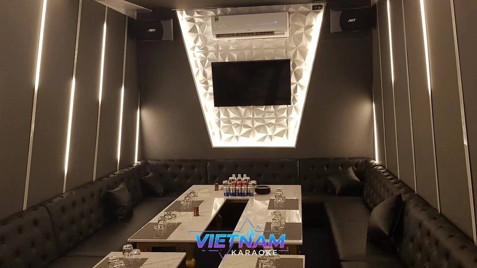 기하학적 벽면 디자인의 룸