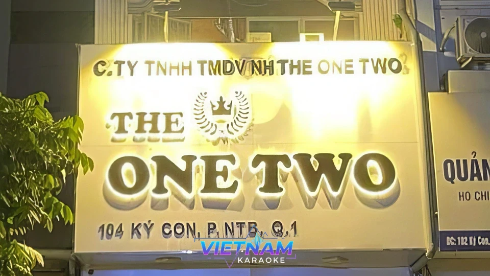 밤에 빛나는 가라오케 간판