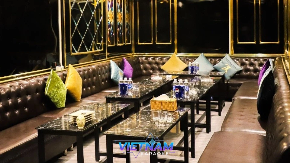 고급스러운 소파가 있는 룸 내부