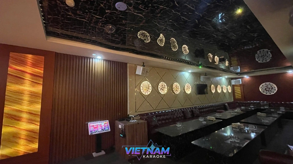 호치민 퍼블릭 가라오케 커버 이미지