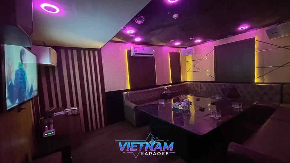 분위기 좋은 조명 가라오케 룸