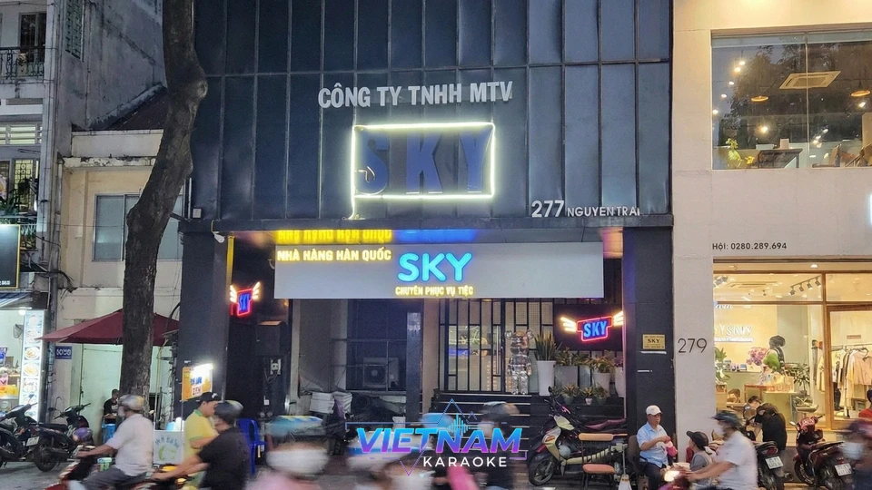 스카이 가라오케 건물 외관 야경