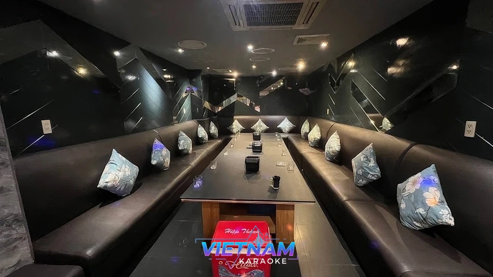 대형 룸 긴 소파 검은 인테리어