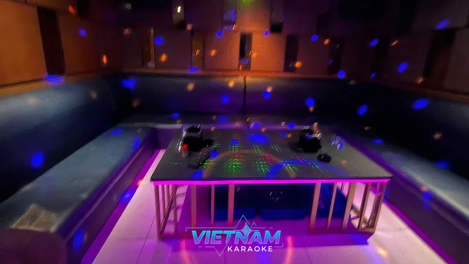 소파 테이블 핑크 조명 효과