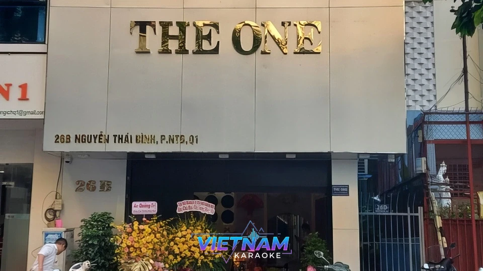 더 원 가라오케 입구 간판