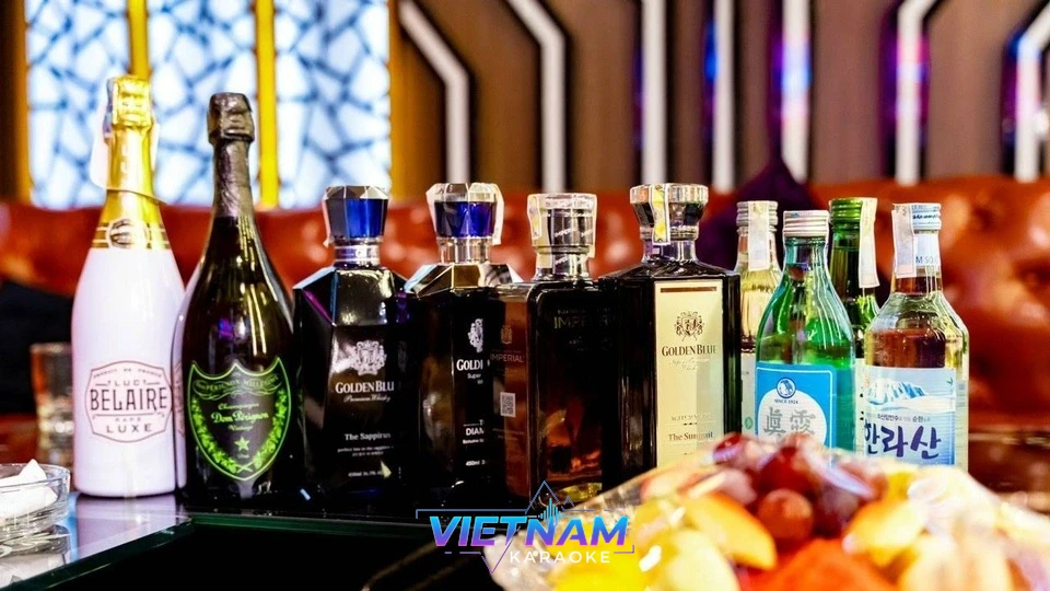가라오케 테이블 위 술과 과일