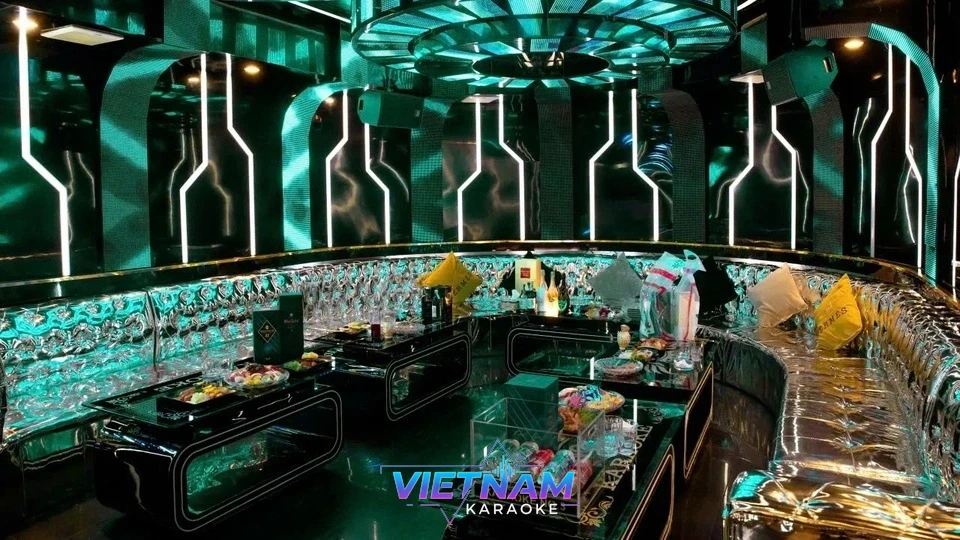 화려한 조명의 대형 가라오케 룸