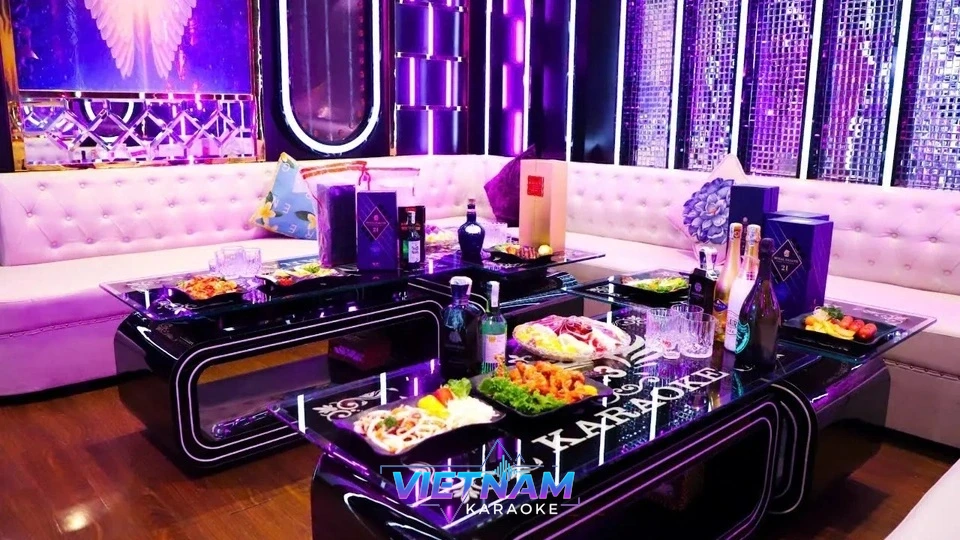 핑크빛 조명의 파티룸 내부