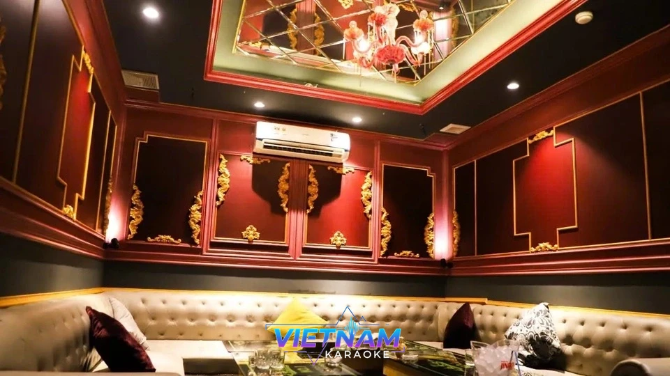 붉은색 벽면의 클래식한 룸