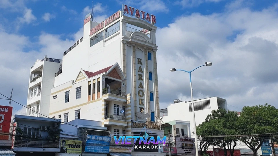 아바타 가라오케의 웅장한 건물 전경