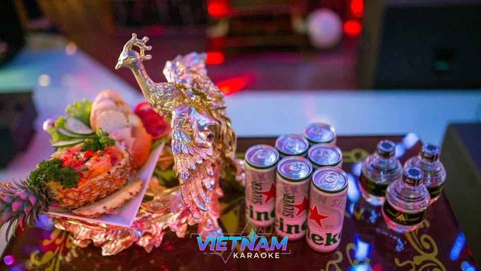 맥주와 과일 안주가 차려진 테이블