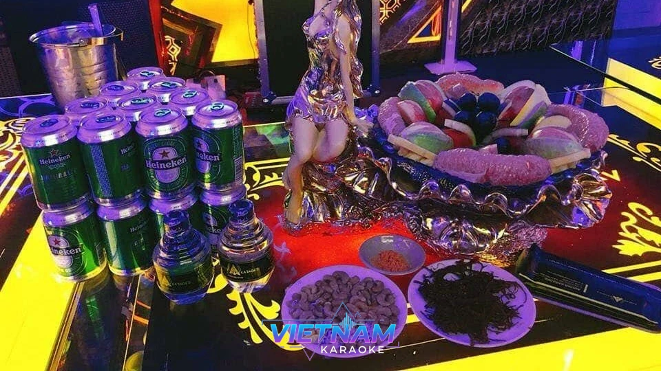 맥주와 과일이 세팅된 가라오케 테이블