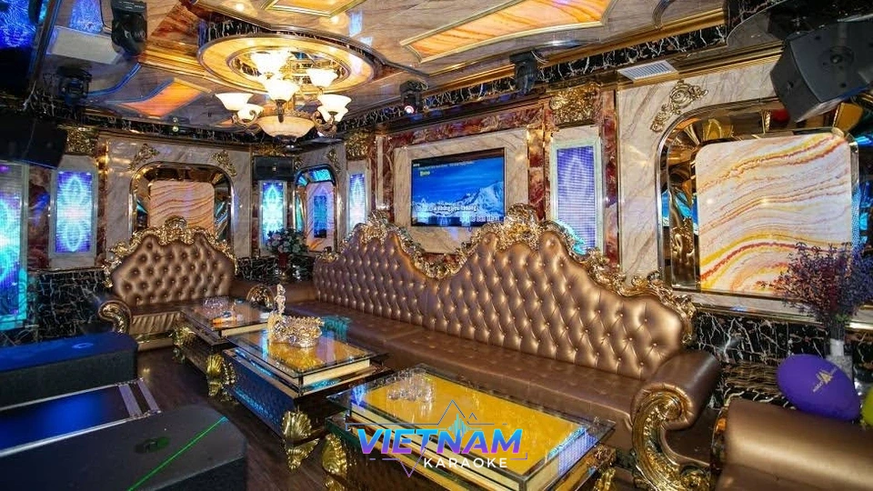 금색 소파가 있는 고급 가라오케 룸