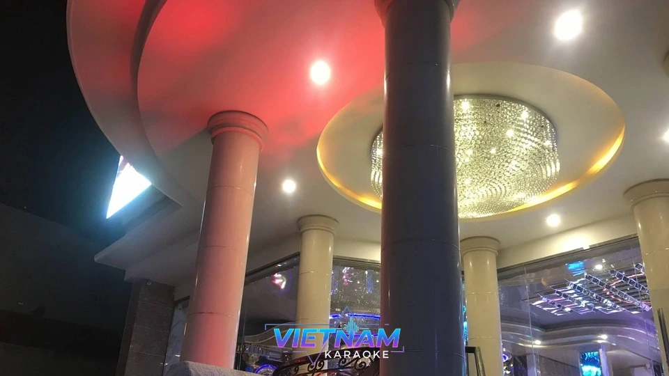 붉은 조명과 샹들리에가 있는 가라오케 로비