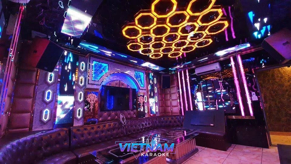 벌집 모양 천장 조명의 가라오케 룸 내부