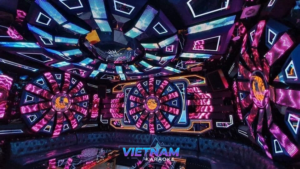 화려한 휠 모양 조명의 가라오케 룸 내부
