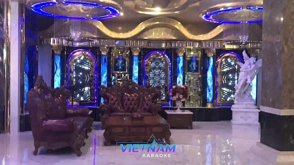 엔틱 가구와 조각상이 있는 고급 가라오케 룸