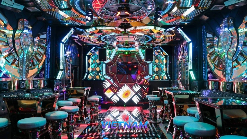 화려한 거울과 조명 장식의 가라오케 룸