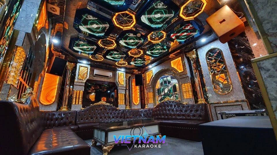 고급 가죽 소파가 있는 가라오케 룸 내부