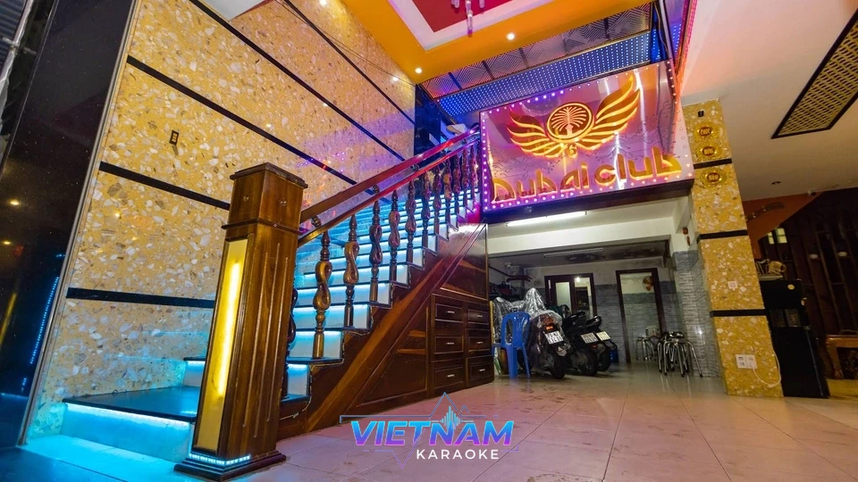 화려한 조명의 가라오케 계단 입구