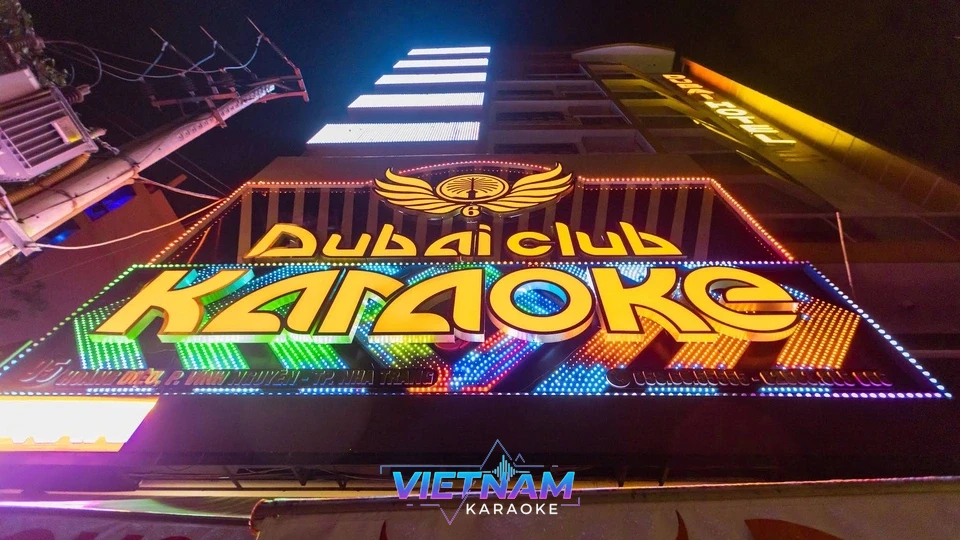 화려한 두바이 클럽 가라오케 간판