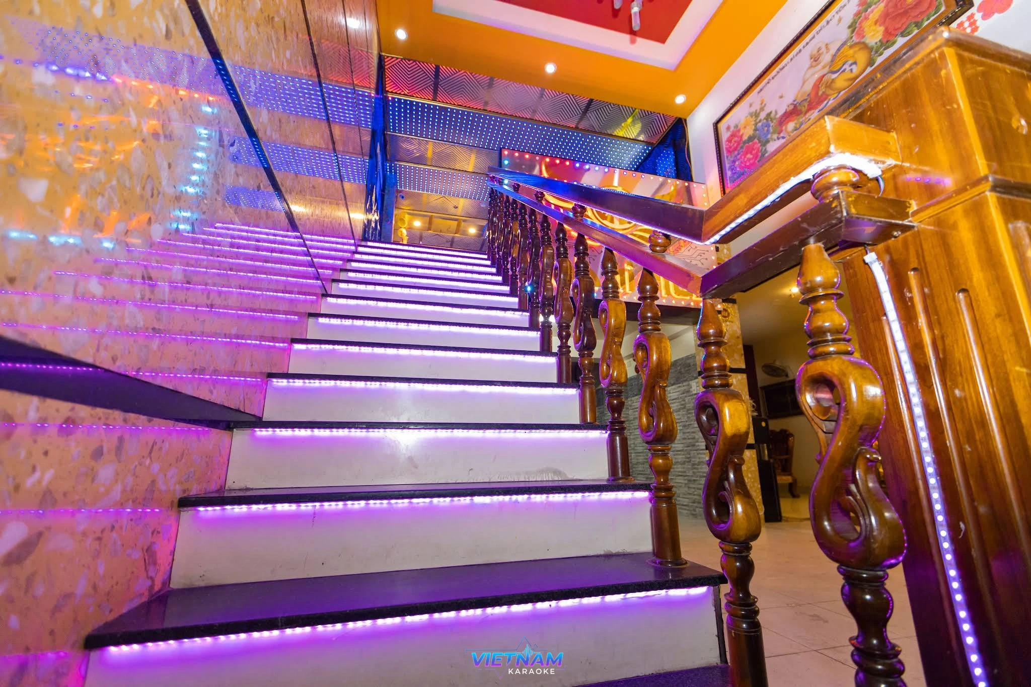 보라색 조명의 럭셔리한 계단 통로