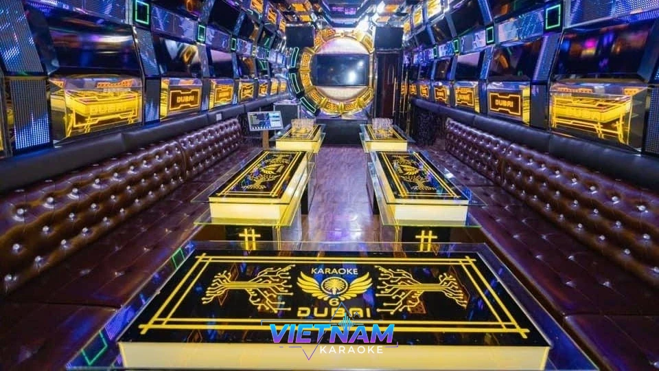 금빛 인테리어의 대형 가라오케 룸