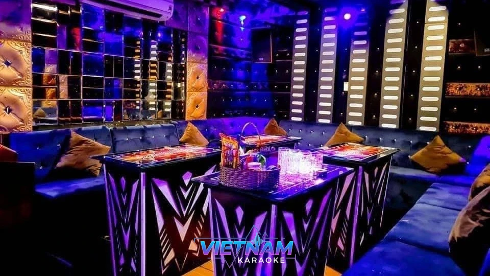 화려한 조명 테이블의 가라오케 룸