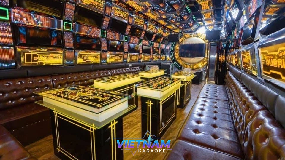 황금빛 조명과 거울 천장 가라오케