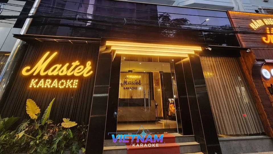 화려한 조명의 마스터 가라오케 입구