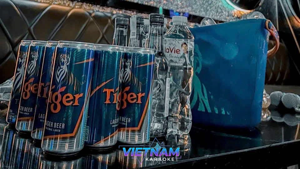 테이블 위 타이거 맥주와 얼음통