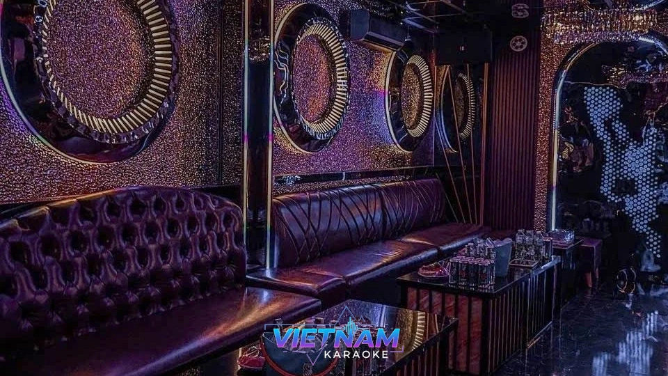 화려한 조명과 보라색 소파 좌석